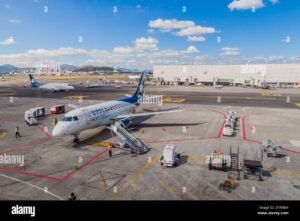 Es obligatorio pagar el TUA al viajar en avión dentro de México 16 avion sobre aeropuerto mexicano moderna panoramica