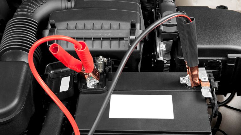 bateria de auto y cables de arranque conectados