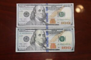 billete autentico y billete falso lado a lado