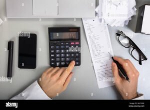 billete y calculadora sobre mesa de trabajo