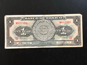 Cuánto me toca de aguinaldo si gano el salario mínimo en México 12 billetes de peso mexicano con calendario diciembre