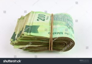 Cuánto Se Paga Por Cada Mil Pesos en Compartamos Banco 3 billetes de pesos mexicanos apilados juntos