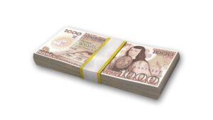 billetes mexicanos apilados sobre superficie blanca