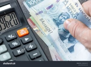 billetes mexicanos con calculadora y impuestos