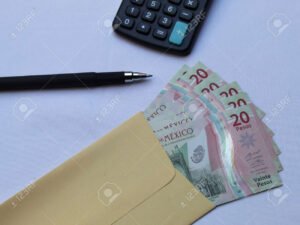billetes mexicanos con calculadora y lapiz