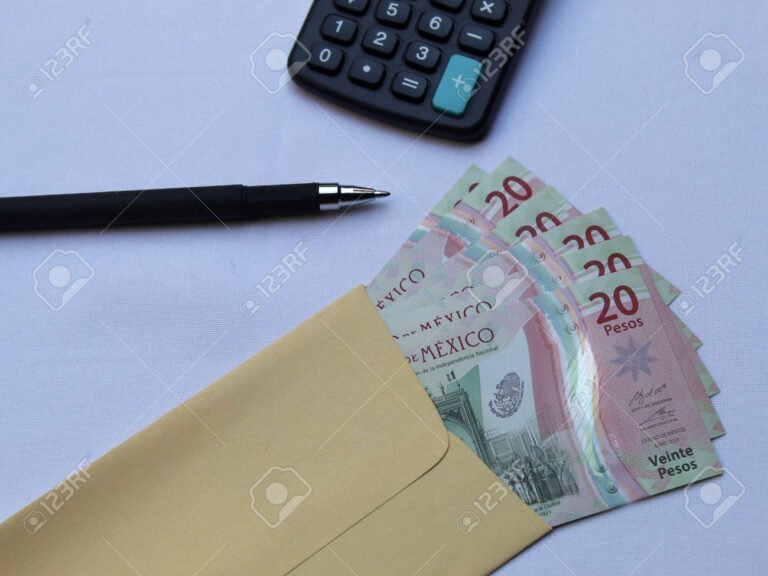 billetes mexicanos con calculadora y lapiz