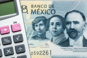 billetes mexicanos con calculadora y monedas