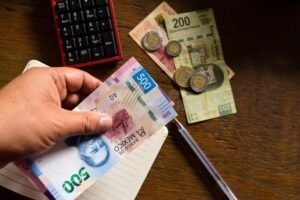 billetes mexicanos con calculadora y salario