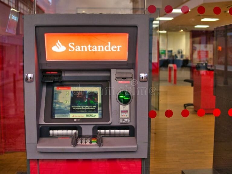 En qué cajeros puedo retirar con tarjeta Santander sin comisión 2 cajero automatico con logo santander visible