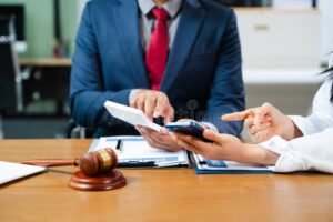 calculadora con documentos legales y contrato laboral