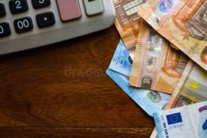 Qué Significa CAT Sin IVA y Cómo Afecta a Tus Créditos 6 calculadora financiera y billetes en mesa