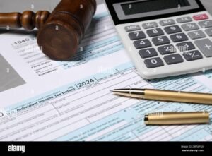 calculadora y documentos de impuestos sobre mesa