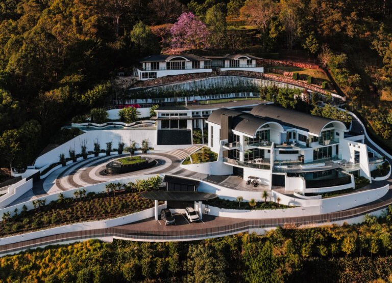 camino dorado hacia una mansion lujosa