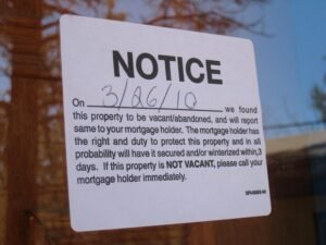 casa abandonada con senales de aviso hipotecario