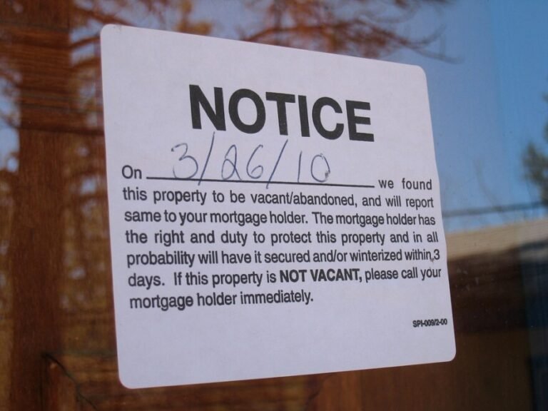 casa abandonada con senales de aviso hipotecario