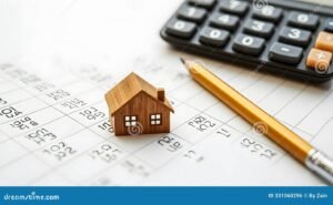 casa con calendario y calculadora financiera