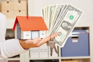 El Banco Me Puede Prestar Dinero Para Comprar Una Casa 17 casa con llaves y dinero en mano
