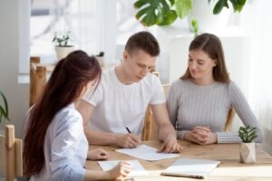 casa moderna con familia firmando documentos