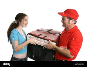 cliente feliz recibiendo pizza en caja roja