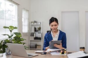 contador revisando documentos financieros en oficina