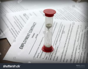 El finiquito tiene fecha de vencimiento y cuándo se puede usar 12 contrato laboral firmado con reloj calendario