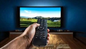 control remoto frente a pantalla de television