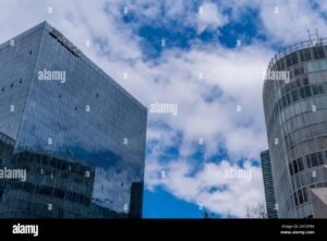 edificio corporativo moderno de empresa mexicana