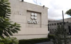 edificio oficial con emblema del sat mexico