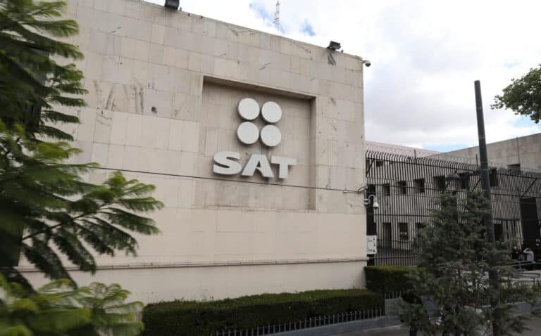 edificio oficial con emblema del sat