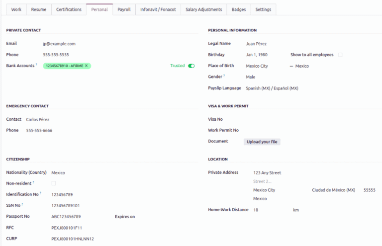 empleado mexicano recibiendo su recibo de nomina