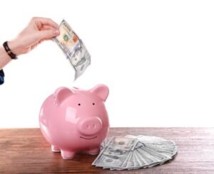 hucha llena de monedas y billetes