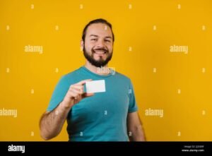 joven feliz con tarjeta bancaria mexico