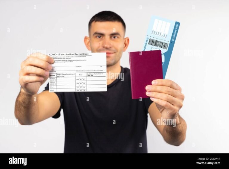 joven recibiendo documento de identificacion