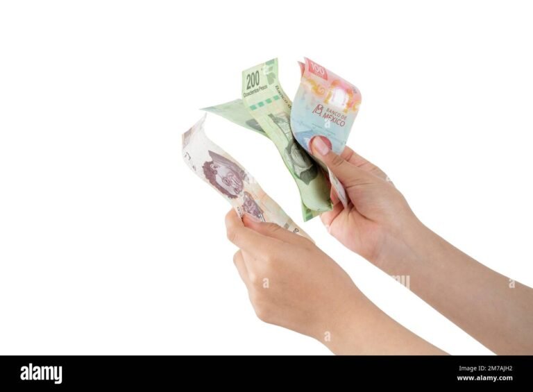 mano contando billetes mexicanos nuevos