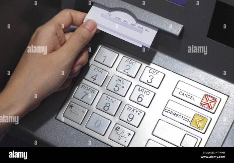 mano depositando dinero en tarjeta nomina