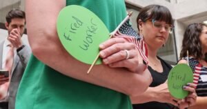 Qué establece la Ley Federal del Trabajo sobre pago por liquidación e indemnización 11 mano entregando billetes a trabajador despedido