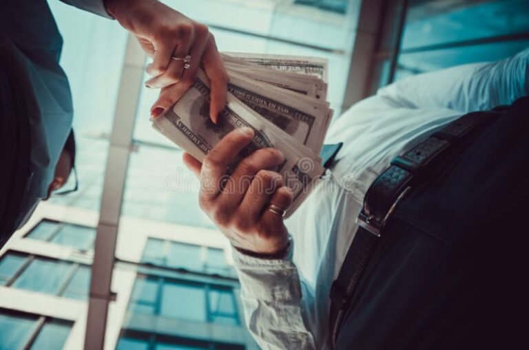 mano entregando dinero con fondo oficina