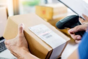 Cómo Sacar la Liquidación por Despido y Cuáles Son Tus Derechos 2 mano entregando paquete de documentos laborales