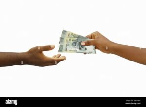 Cuándo Te Tienen Que Pagar El Aguinaldo Según La Ley En México 5 mano recibiendo dinero entre billetes mexicanos