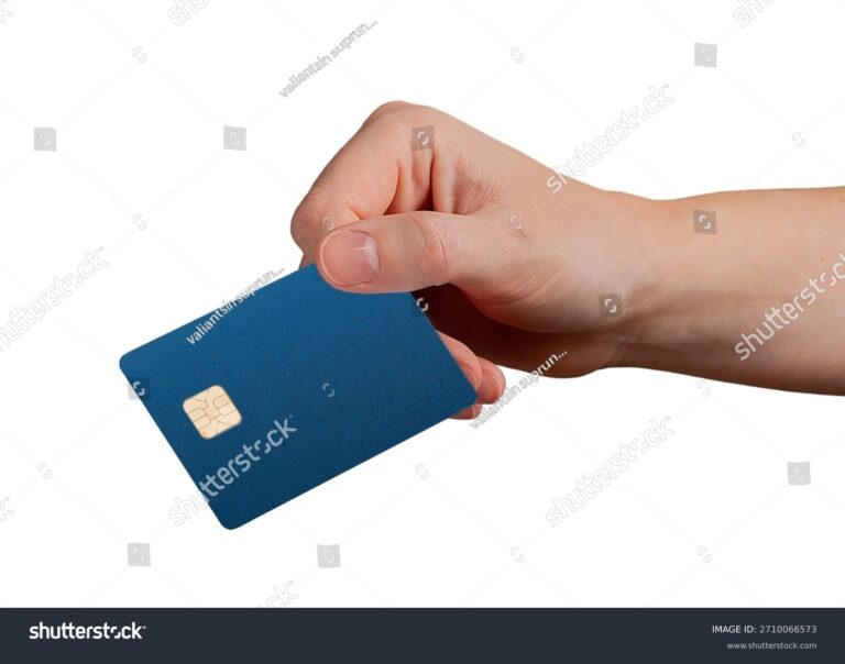 mano sosteniendo tarjeta de debito azul