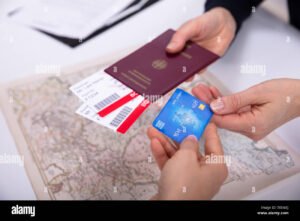 mano sosteniendo tarjeta de debito y boleto