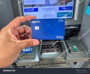 mano sosteniendo tarjeta debito bbva moderna