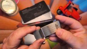 mano sujetando tarjeta con clip metalico