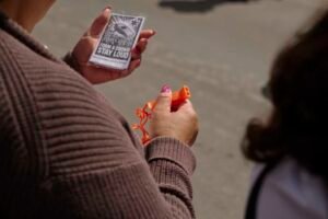 manos entregando billetes mexicanos festivamente