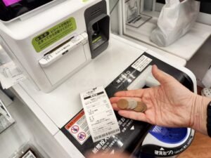 manos entregando billetes y monedas en tienda