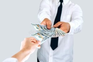 Qué impuestos regresa el SAT y cómo puedo solicitarlos correctamente 19 manos entregando dinero con fondo de oficina