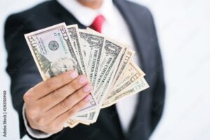 manos entregando dinero en efectivo formalmente