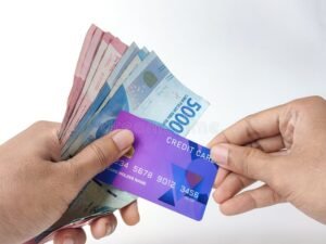 manos entregando dinero y pago digital