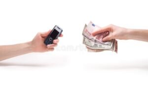 Cuáles Son Las Mejores Aplicaciones Para Mandar Dinero De USA a México 17 manos entregando dinero y telefono movil