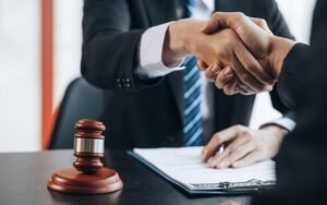 manos entregando documentos legales laborales